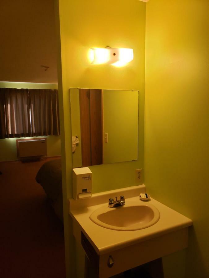 Tower Inn Estevan Esterno foto